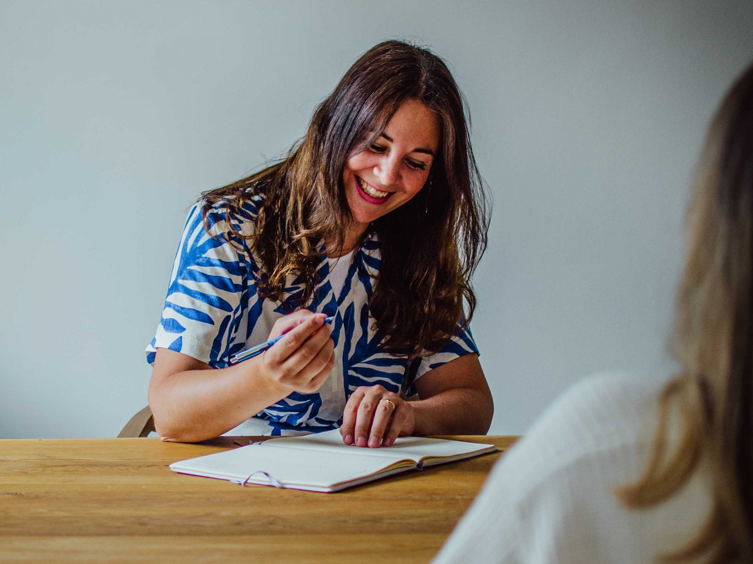 Hebamme Lea Krügel mit Kundin in Hamburg Eimsbüttel
